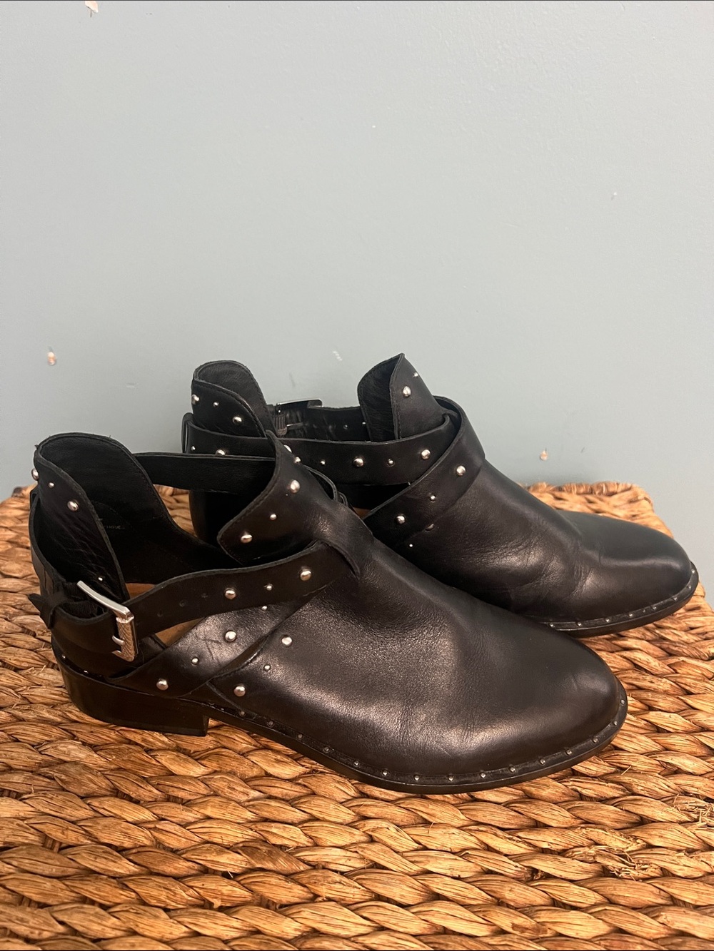 Halogen Black Stud-Accent Leather Ankle Booties sz 6 1/2